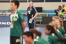 На трибунах тишина -  как в церкви. Или в могиле…