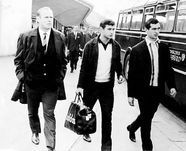 Октябрь 1967 года. Вена. Игроки сборной СССР Эдуард СТРЕЛЬЦОВ, Анатолий БЫШОВЕЦ и Геннадий ЛОГОФЕТ. В австрийской столице советская команда потерпит единственное поражение в отборе на ЧЕ-68, но займет первое место в группе. Фото из архива Анатолия Бышовца.