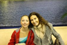 2 сентября. Рига. Этери ТУТБЕРИДЗЕ и одна из ее учениц, 16-летняя Полина ШЕЛЕПЕНЬ (слева). Фото ISU.