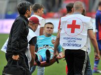 28 августа. Москва. "Спартак" - ЦСКА - 2:2. 30-я минута. Одна из самых больших потерь-2011: Игорь АКИНФЕЕВ покидает поле после столкновения с Веллитоном. Больше в этом году голкипер ЦСКА на поле не появится. Фото Алексея ИВАНОВА, "СЭ".