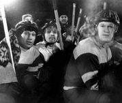 1954 год. Стокгольм. Чемпионат мира. Виктор ШУВАЛОВ, Евгений БАБИЧ и Всеволод БОБРОВ. Фото Анатолия БОЧИНИНА.