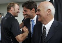 Генменеджер "Нью-Джерси" Лу ЛАМОРЕЛЛО (справа), Илья КОВАЛЬЧУК (в центре) и Мартин БРОДЕР.