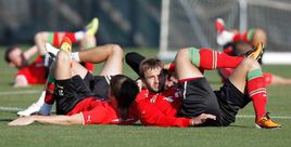 12 января. Лагуш. Тренировка «Локомотива». Дмитрий ТОРБИНСКИЙ и Дмитрий СЫЧЕВ (справа). Фото ФК «Локомотив».