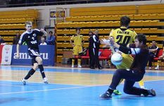 Одни меняют тренеров, другие - игроков