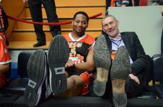 Роберт ОРРИ в компании с легендой советского баскетбола Анатолием МЫШКИНЫМ во время субботнего матча звезд АСБ в Казани. Фото Юрия СОКОЛОВА.