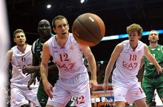 Армани так ни разу и не улыбнулся