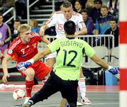 Главный тренер сборной и дальше должен  спокойно работать