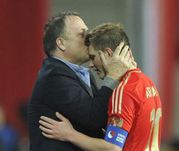 Среда. Копенгаген. Дания - Россия - 0:2. Дик АДВОКАТ (слева) поздравляет с голом Андрея АРШАВИНА. Фото Александра ФЕДОРОВА, "СЭ".