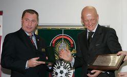 25 января 2006 года. Москва. Редакция "СЭ". Пьерлуиджи КОЛЛИНА награждает Игоря ЗАХАРОВА, серебряного призера "Золотой мантии"-2005. Фото Александра ФЕДОРОВА, "СЭ".