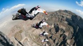 Профессионалы парашютного экстрима в дисциплине "B.A.S.E. Wingsuit". Свежайшее видео сезона.