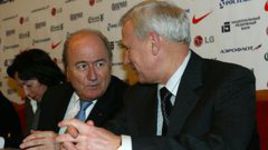 Вячеслав КОЛОСКОВ (справа) и президент ФИФА Йозеф БЛАТТЕР. Фото Алексея ИВАНОВА, "СЭ".