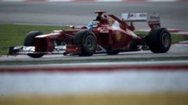 Алонсо победил в Малайзии в борьбе с Пересом