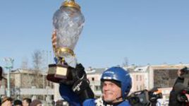 Автографы на золотых шлемах