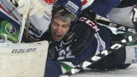 19 марта. Москва. 1/4 финала. "Динамо" М - "Торпедо" - 3:2. Лучший снайпер плей-офф Михаил АНИСИН (№22) не сдается даже в таких ситуациях. Фото Федора УСПЕНСКОГО, "СЭ".