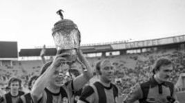 9 августа 1980 года. Москва. Лужники. Финал Кубка СССР. "Шахтер" - "Динамо" Тб - 2:1. С хрустальным трофеем Виктор ЗВЯГИНЦЕВ и его партнеры - Виталий СТАРУХИН и Виктор ЧАНОВ (справа). Фото Анатолия БОЧИНИНА.