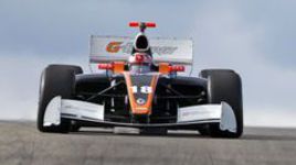 Автомобиль "Формулы-Рено 3.5":  младшая сестра королевы