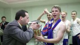 12 мая 2002 года. Лужники. Финал Кубка России. ЦСКА - "Зенит" - 2:0. Автор победного гола Андрей СОЛОМАТИН и президент армейского клуба Евгений ГИНЕР (на заднем плане - Ролан ГУСЕВ, Юрий ЛАЙЗАНС и Спартак ГОГНИЕВ). Фото Александра ФЕДОРОВА, "СЭ".