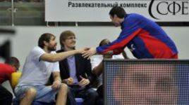 20 мая. Химки. Лучший игрок чемпионата России Андрей КИРИЛЕНКО (второй слева) принимает от партнеров по ЦСКА поздравления с победой во внутреннем первенстве. Фото Алексея ИВАНОВА, "СЭ".