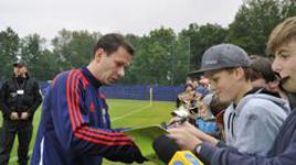 Вчера. Варшава. Полузащитник сборной России Константин ЗЫРЯНОВ раздает автографы после тренировки. Фото Александра ФЕДОРОВА, "СЭ".