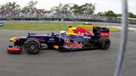 Показал второй палец