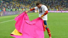 Воскресенье. Киев. Так СЕРХИО РАМОС, защитник из "Страны корриды" отмечает победу своей сборной.