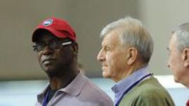 Экс-рекордсмены мира в прыжках в длину Боб БИМОН и Игорь ТЕР-ОВАНЕСЯН. Фото Татьяны ДОРОГУТИНОЙ, "СЭ".