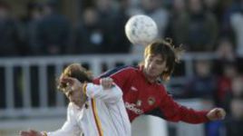 24 апреля 2004 года. ЦСКА - "Алания" - 1:0. Армеец Дейвидас ШЕМБЕРАС (справа) в матче против свой новой команды. Фото Александра ФЕДОРОВА, "СЭ".