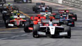 В спортзале автогонщикам  приходится стать боксерами