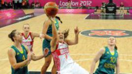 Суббота. Лондон. Австралия - Россия - 83:74. Австралийки практически не позволяли Бекки ХЭММОН и ее партнершам бросать без сопротивления. Фото AFP.