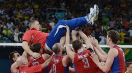 Воскресенье. Лондон. Россия - Бразилия - 3:2. Главный тренер сборной России Владимир АЛЕКНО взлетает над площадкой, которая стала для нашей команды счастливой.