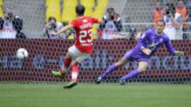 Суббота. Москва. Лужники. "Спартак" - "Рубин" - 2:1. 84-я минута. Дмитрий КОМБАРОВ забивает с пенальти решающий мяч в ворота Сергея РЫЖИКОВА. Фото - Александр ФЕДОРОВ, "СЭ".