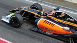 Гонки на трассе в Сильверстоуне: "плейстейшн", ломающая шеи