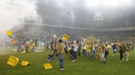 12 мая. Стамбул. Чемпионат Турции. "Фенербахче" – "Галатасарай" – 0:0. После того как их любимая команда на домашней арене Sukru Saracoglu Stadium осталась без золотых медалей, фанаты "Фенербахче" устроили настоящий погром. Хочется верить, что завтра их от.