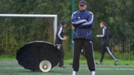 Вчера. Левково. Глава департамента судейства и инспектирования РФС Роберто РОЗЕТТИ перед сдачей теста "йо-йо". Фото Антона СЕРГИЕНКО, "СЭ".