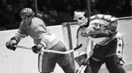 1974 год. Москва. Суперсерия СССР - Канада. Александр МАЛЬЦЕВ против вратаря канадцев Джерри ЧИВЕРСА. Фото Владислава КИВРИНА.