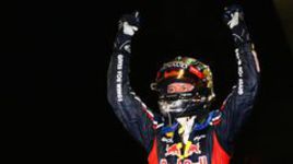 Гонка в Сингапуре:  "Макларен" отдал победу Феттелю