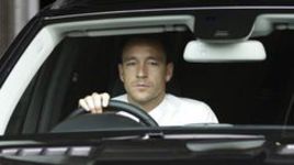 Среда. Лондон. Защитник "Челси" Джон ТЕРРИ выезжает со стадиона "Уэмбли", где проходили слушания ФА по его делу.