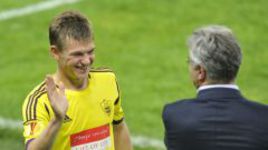 Четверг. Москва. "Анжи" - "Янг Бойз" - 2:0. Олег ШАТОВ и Гус ХИДДИНК. Фото Александра ФЕДОРОВА, "СЭ".