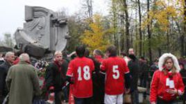 20 октября 2007 года. Москва. Лужники. Тысячи спартаковских болельщиков почтили память погибших в 1982 году. Фото Александра ФЕДОРОВА, "СЭ".
