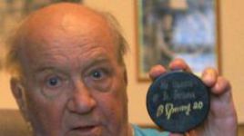 Шайба от Владислав Третьяка. Фото Юрия ГОЛЫШАКА, "СЭ".