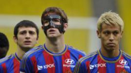 МАРИУ ФЕРНАНДЕС: маска надоела, хоть он к ней и привык. Фото Александра ФЕДОРОВА, "СЭ".