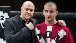 Пятница. Маунт-Плезант. Александр КОРЕШКОВ (справа) после победы. Фото Bellator.