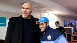 Встретившись c Николаем ВАЛУЕВЫМ, ХАЛК обнаружил: среди болельщиков "Зенита" есть гиганты и повнушительнее голливудского персонажа, чье имя он носит на футболке. Фото Вячеслава ЕВДОКИМОВА.