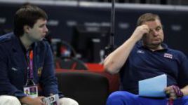 1 августа 2012 года. Лондон. Россия - Бразилия - 0:3. После поражения в групповом турнире от бразильцев главному тренеру сборной России Владимиру АЛЕКНО и ее генменеджеру Роману СТАНИСЛАВОВУ (слева) было над чем поразмыслить. Фото Андрея ГОЛОВАНОВА.