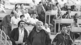 1982 год. Главный тренер тбилисского "Динамо" Нодар АХАЛКАЦИ (в центре). Фото Анатолия БОЧИНИНА.
