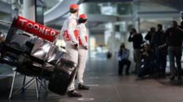 "Макларен" решил тянуть,  а не толкать болид к победам