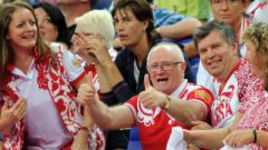 Август 2012 года. Лондон. Евгений ГОМЕЛЬСКИЙ поддерживает мужскую сборную России в олимпийском четвертьфинале вместе со своими бывшими подопечными Ириной СУМНИКОВОЙ (слева) и Еленой БАРАНОВОЙ. Фото Алексея ИВАНОВА, "СЭ".