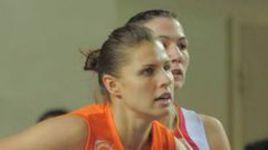 Оренбург. "Надежда" - УГМК - 69:86. Одна из главных надежд национальной команды Анна ПЕТРАКОВА вчера набрала 5 очков за 6 минут и, как обычно, реализовала трехочковый. Фото Ивана АНИСИМОВА.