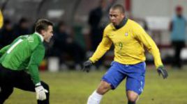 1 марта 2006 года. Москва. Россия - Бразилия - 0:1. Игорь АКИНФЕЕВ против РОНАЛДО. Фото Алексея ИВАНОВА, "СЭ".