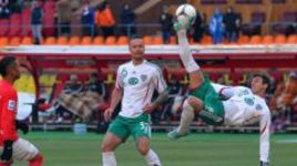 Плеймейкер "Терека" МАУРИСИУ (№8) радует болельщиков команды не только острыми передачами, но и акробатическими трюками. Фото Александра ФЕДОРОВА, "СЭ".